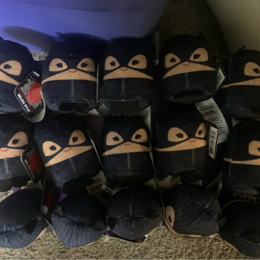 BIRTHDAY PARTY FAVORS!Marvel Black and Cream Action Figures
